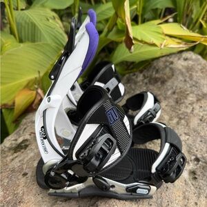 GNU | Women's B-Free Snowboard Bindings | White/Blk/Purple | Small (5-7)